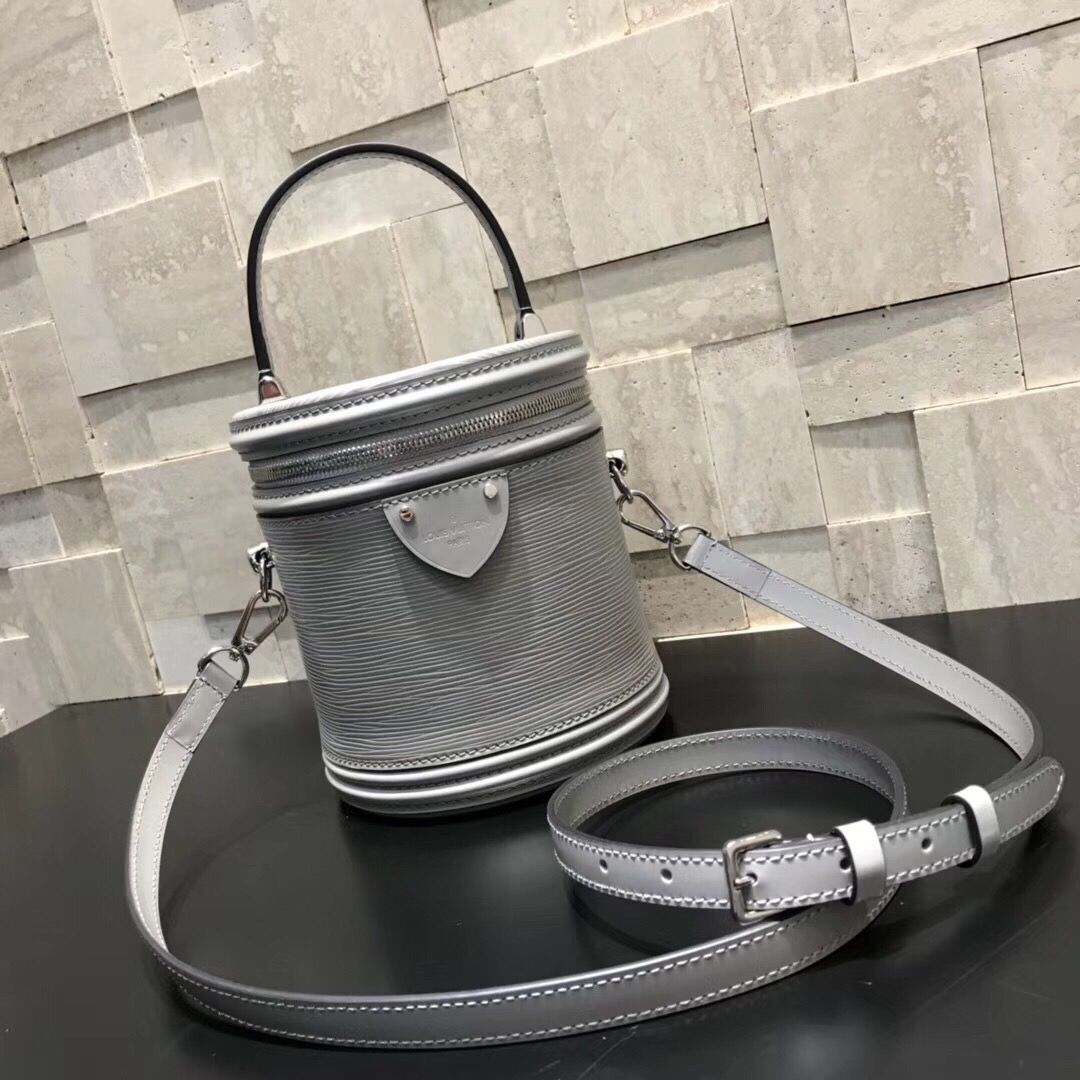 LV M52226 灰色水波纹CANNES手袋圆桶包