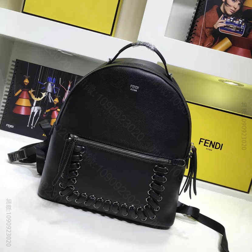 海外原单正品 芬迪FENDI 223CL 锥形饰钉 柔软皮革迷你背包