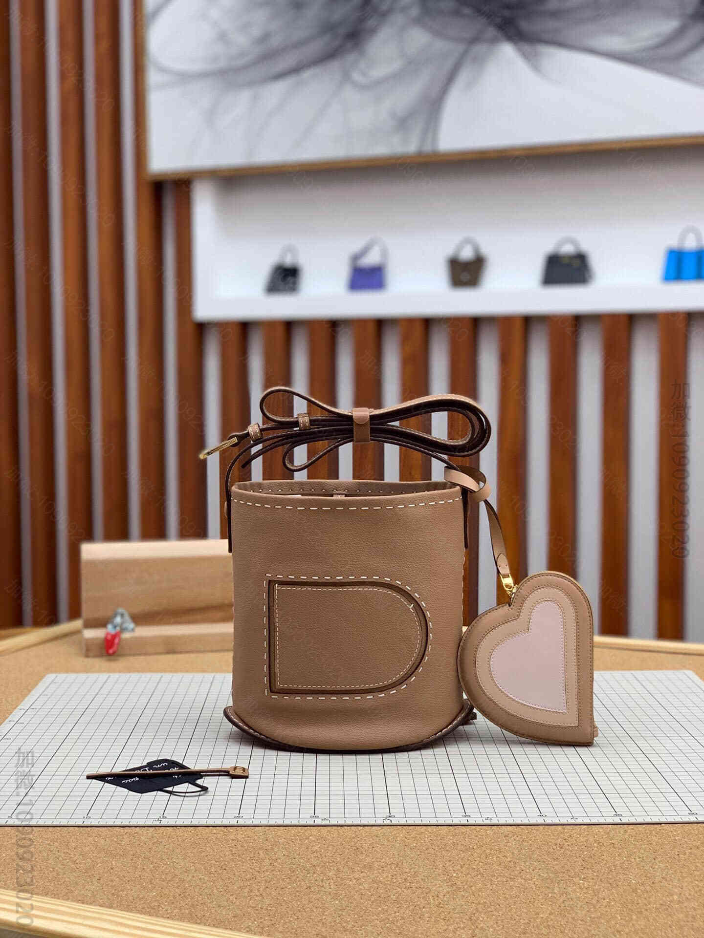 Delvaux/德尔沃 2023新款Pin手袋水桶包 奶茶色