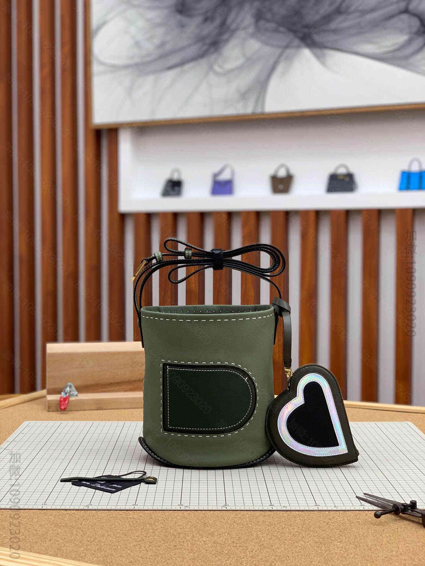 Delvaux/德尔沃 2023新款Pin手袋水桶包 墨绿三拼