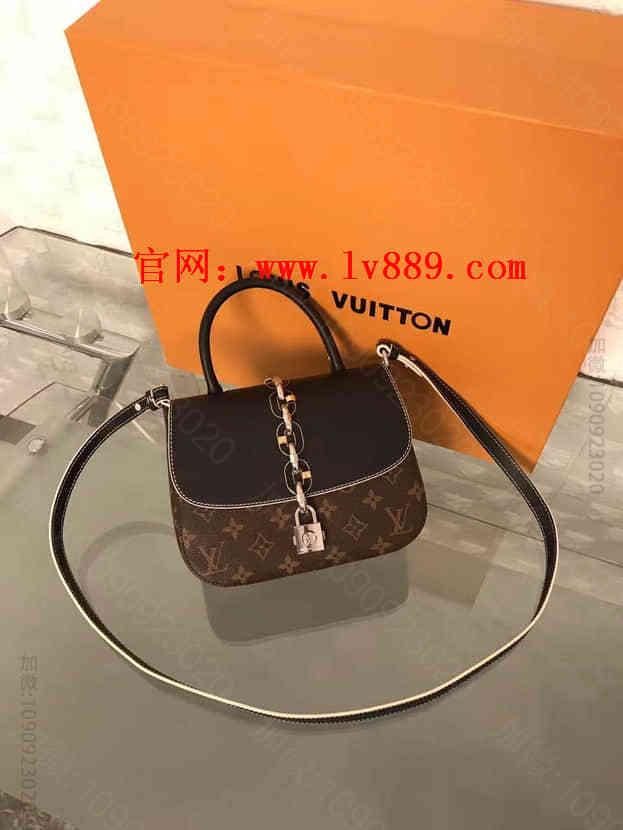 LV M44115 路易威登 Chain-it手袋 锁链标识按扣 Monogram手提斜挎包