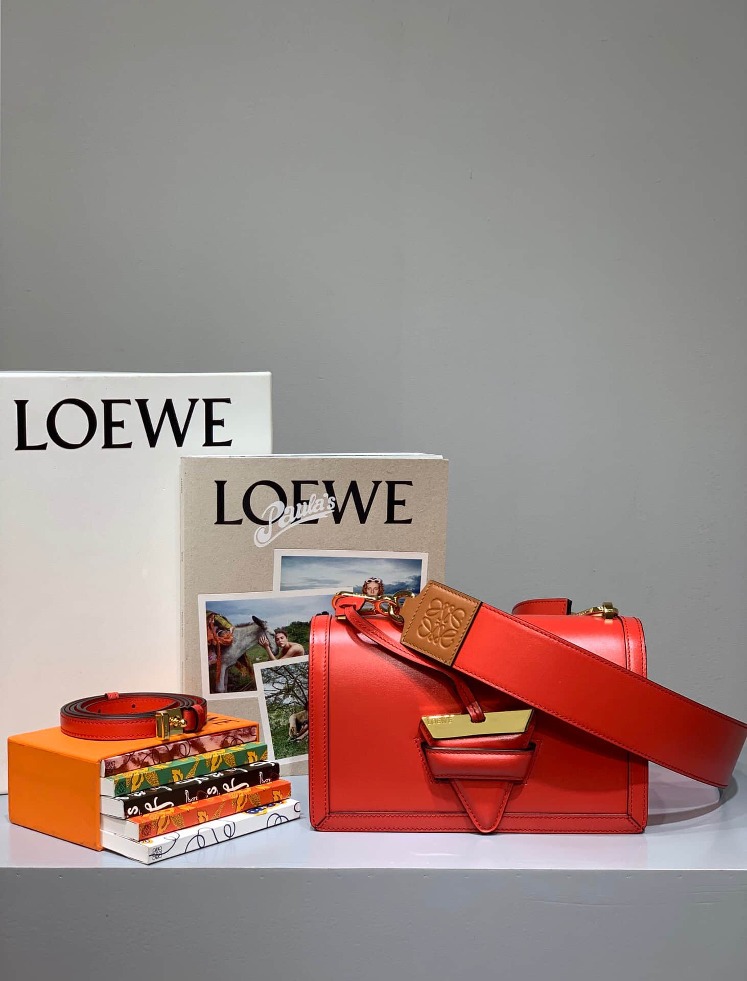 Loewe/罗意威 2019新款宽肩带Barcelona三角包 红色