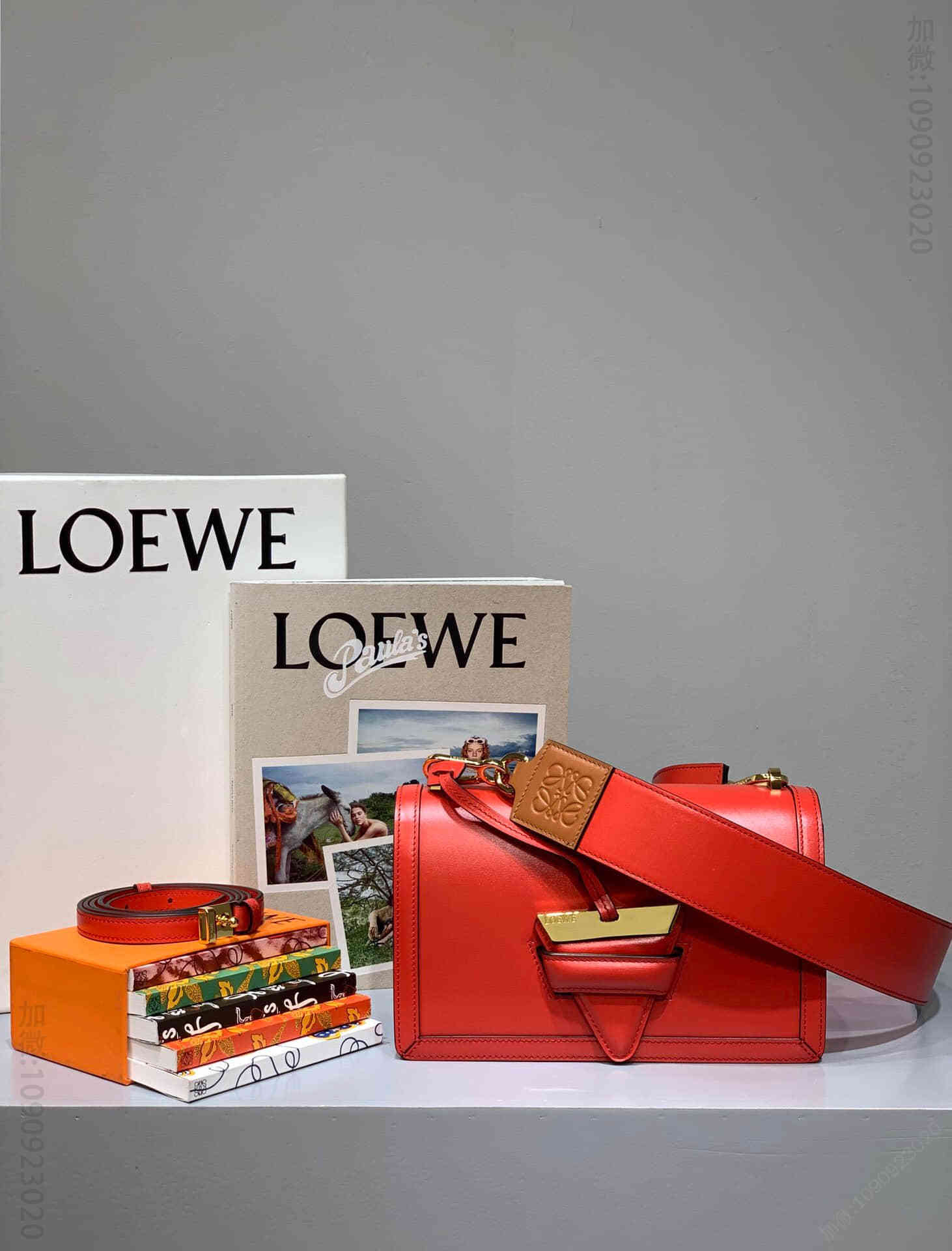 Loewe/罗意威 2023新款宽肩带Barcelona三角包 红色