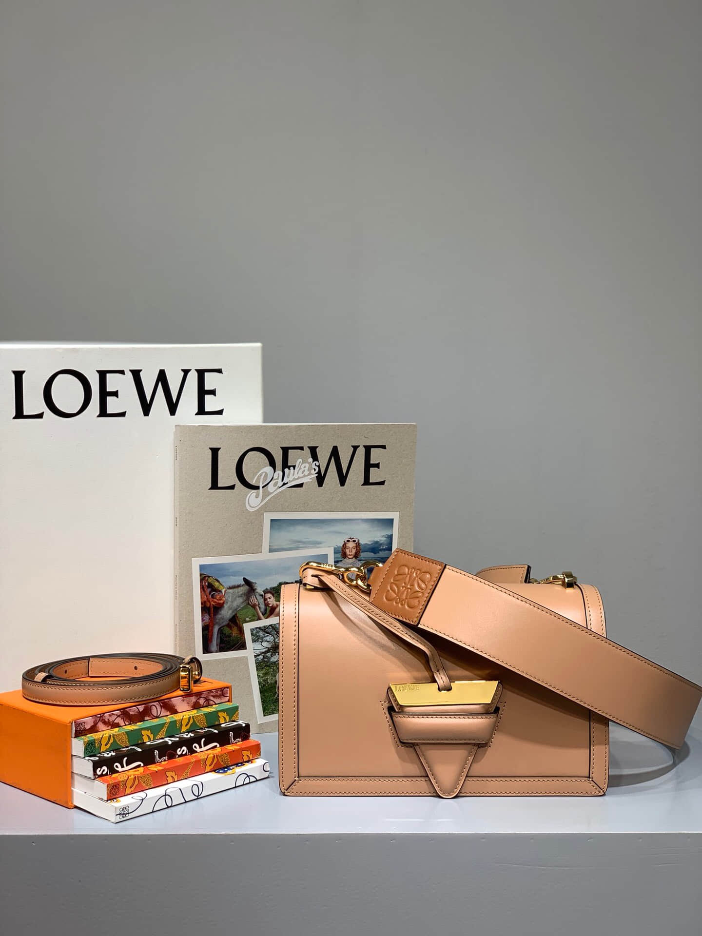 Loewe/罗意威 2023新款宽肩带Barcelona三角包 裸粉色