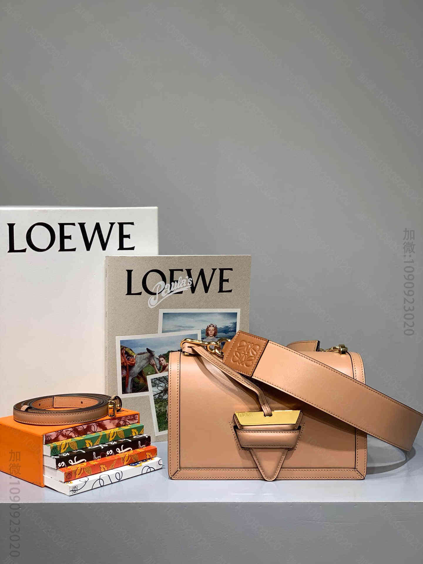 Loewe/罗意威 2023新款宽肩带Barcelona三角包 裸粉色