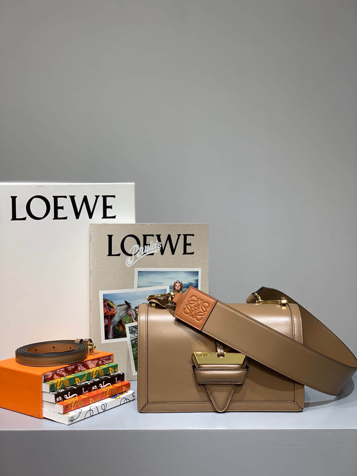 Loewe/罗意威 2023新款宽肩带Barcelona三角包 卡其色