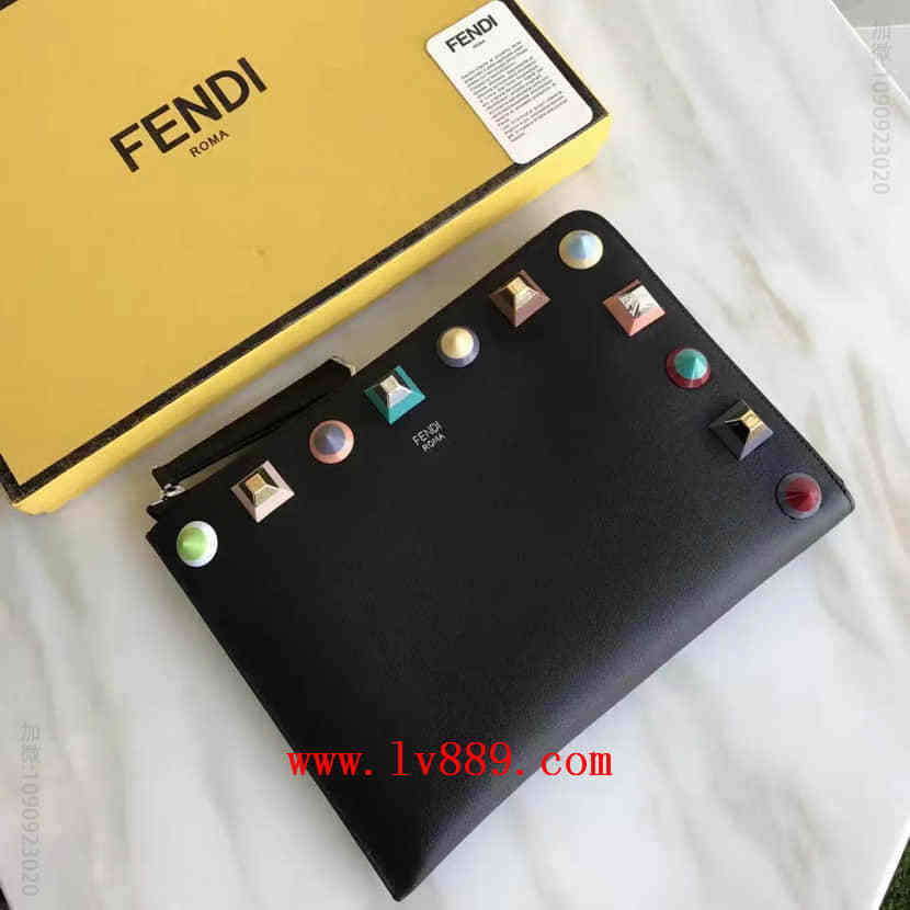 海外直邮 芬迪FENDI 0365S ROMA标志 小牛皮彩钉手拿包