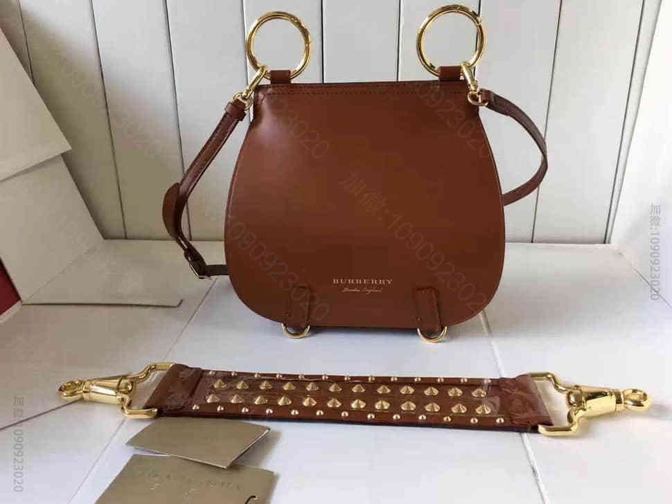 博柏利Burberry官网最新The Bridle –翻盖铆钉装饰皮革马勒包...