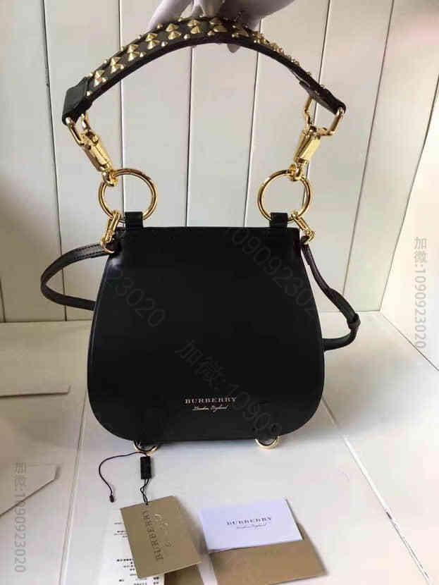 巴宝莉Burberry专柜最新The Bridle –翻盖铆钉装饰皮革马勒包...