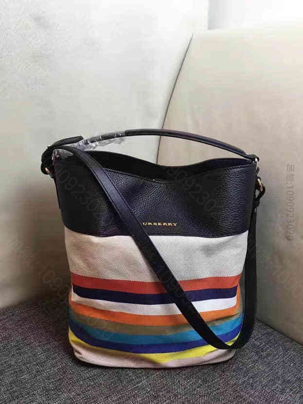 老鼠货巴宝莉BURBERRY女士时尚大气帆布条纹水桶包