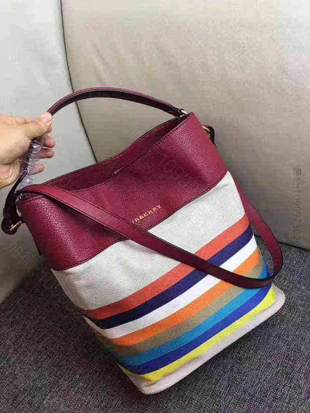 巴宝莉BURBERRY B家女士时尚大气条纹水桶包