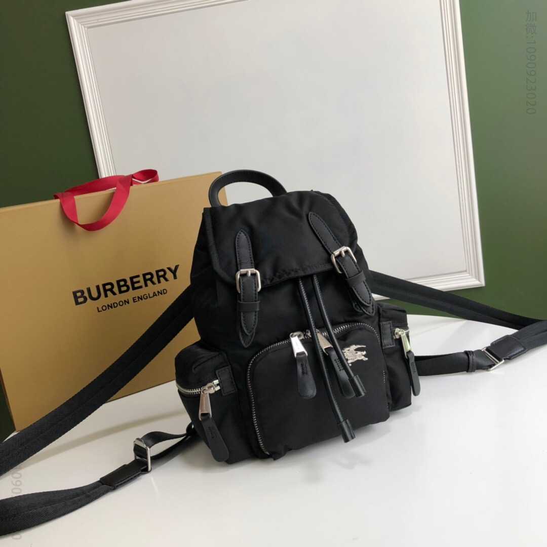 Burberry/巴宝莉 The Rucksack小号羽绒尼龙斜背式军旅背包 80067161