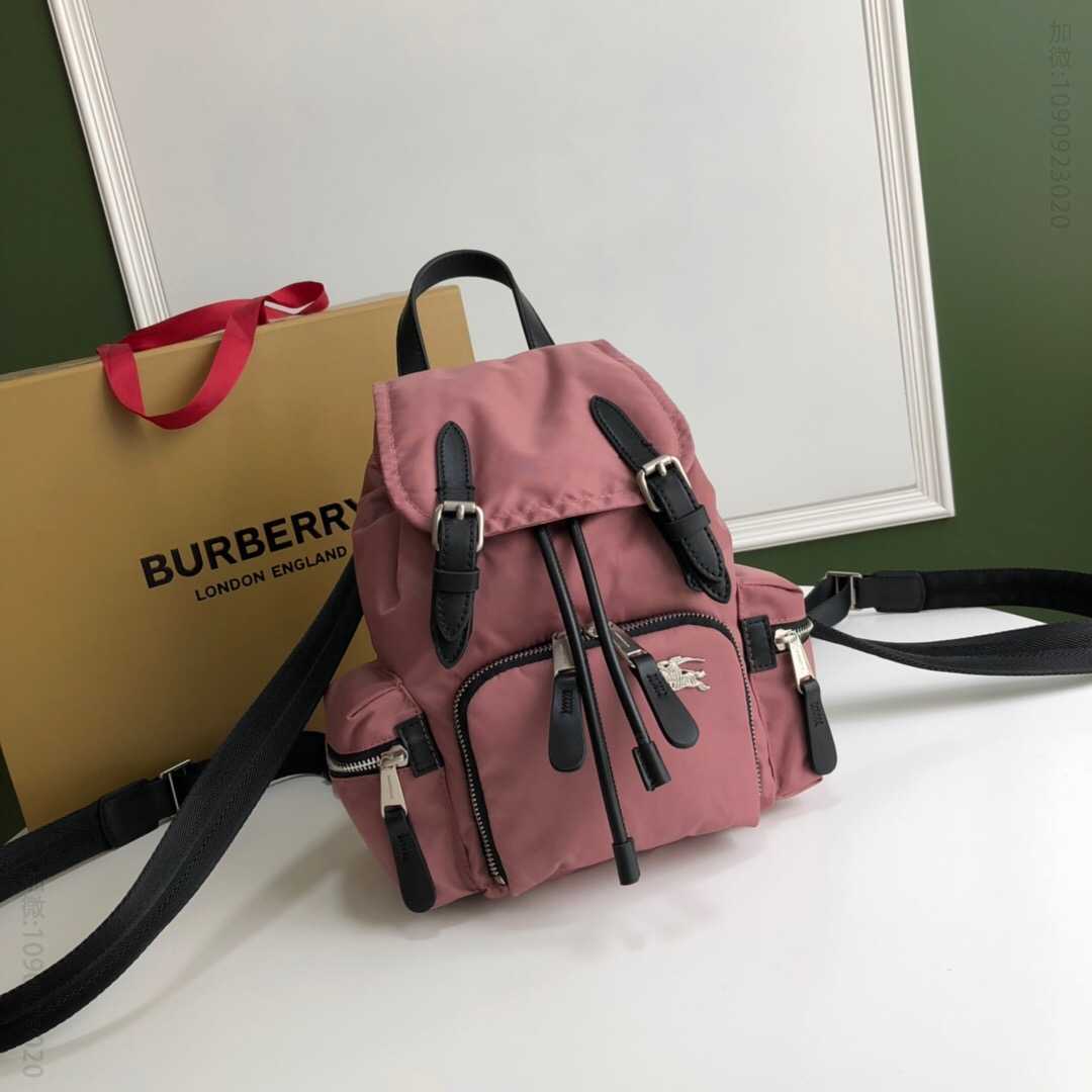 Burberry/巴宝莉 The Rucksack小号羽绒尼龙斜背式军旅背包 80084341
