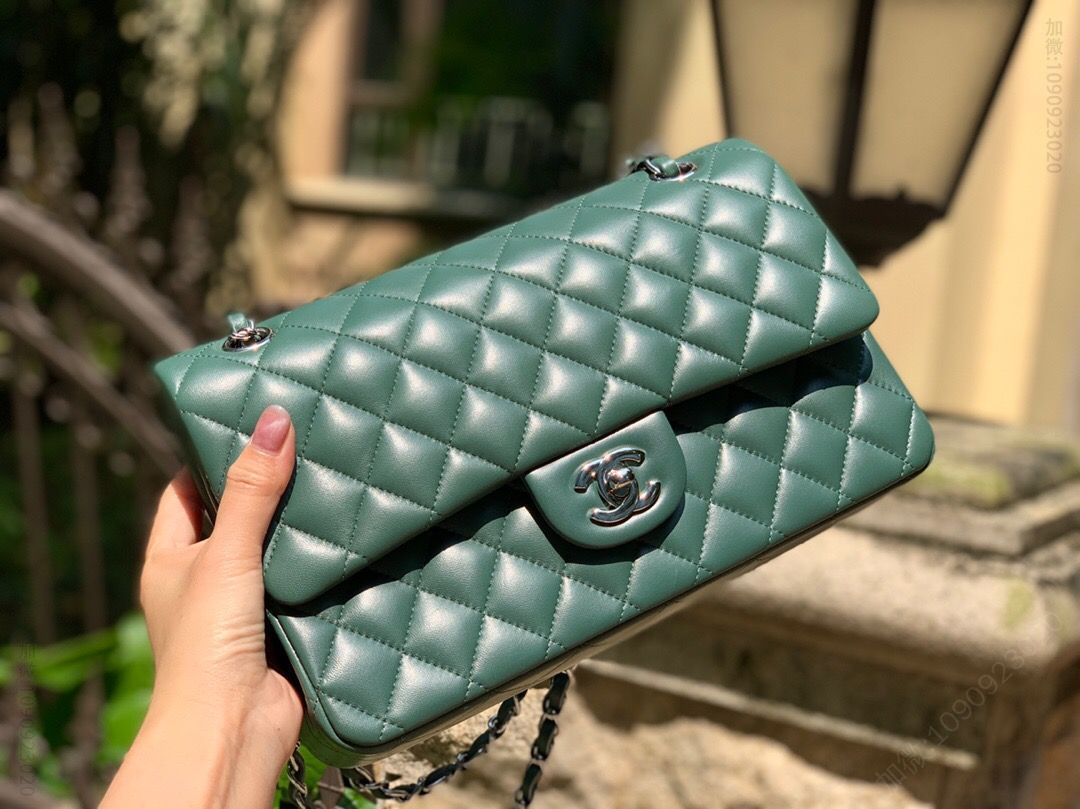 高仿香奈儿斜跨女包 香奈儿斜跨女包 Chanel/香奈儿 cf1112中号经典羊皮25cm森林绿 