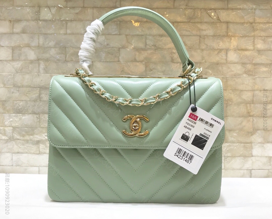 Chanel/香奈儿 进口羊皮三明治V型斜挎包 A92236