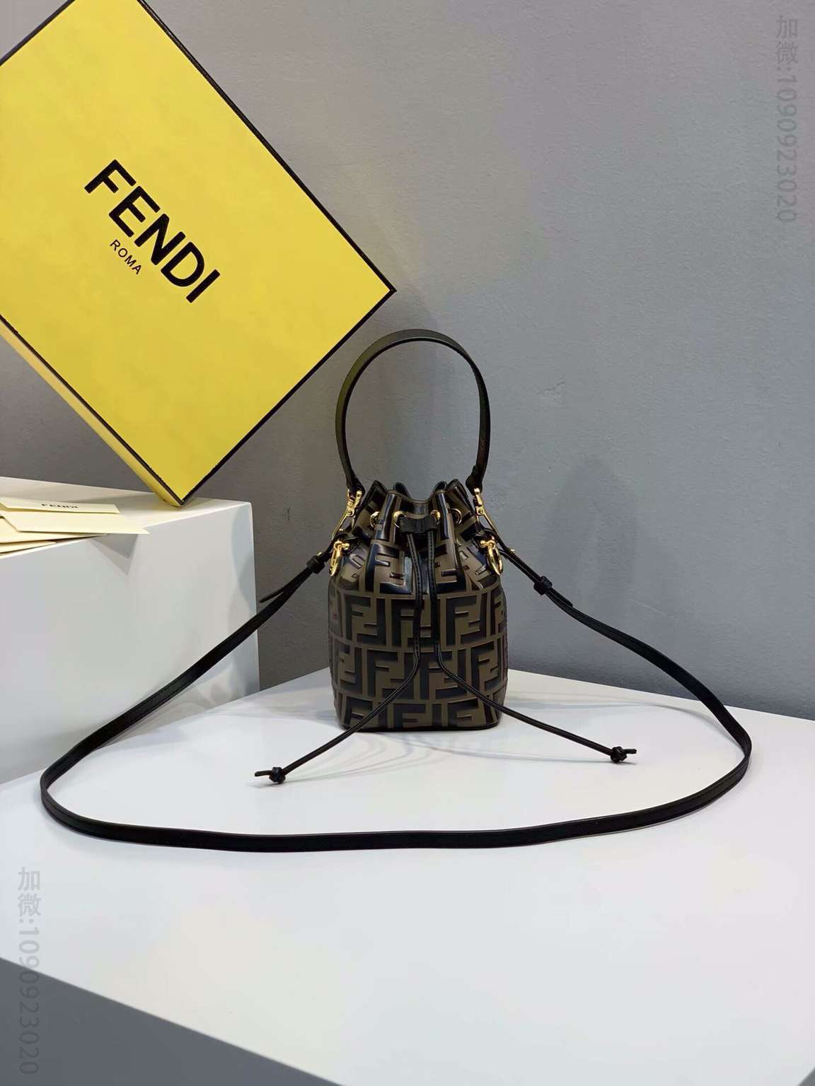 FENDI芬迪牛皮压印‘F’字体迷你桶包023