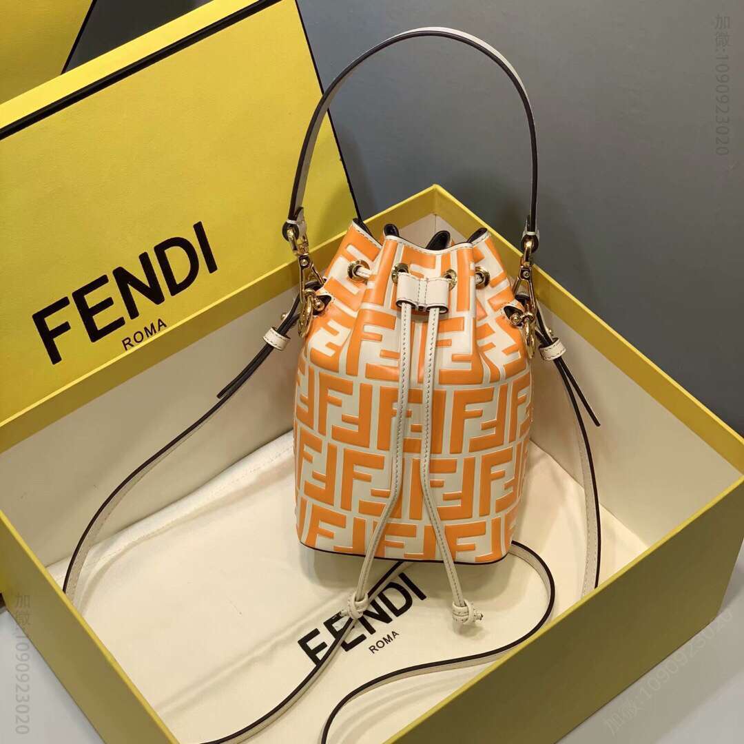 FENDI芬迪牛皮压印‘F’字体迷你桶包023