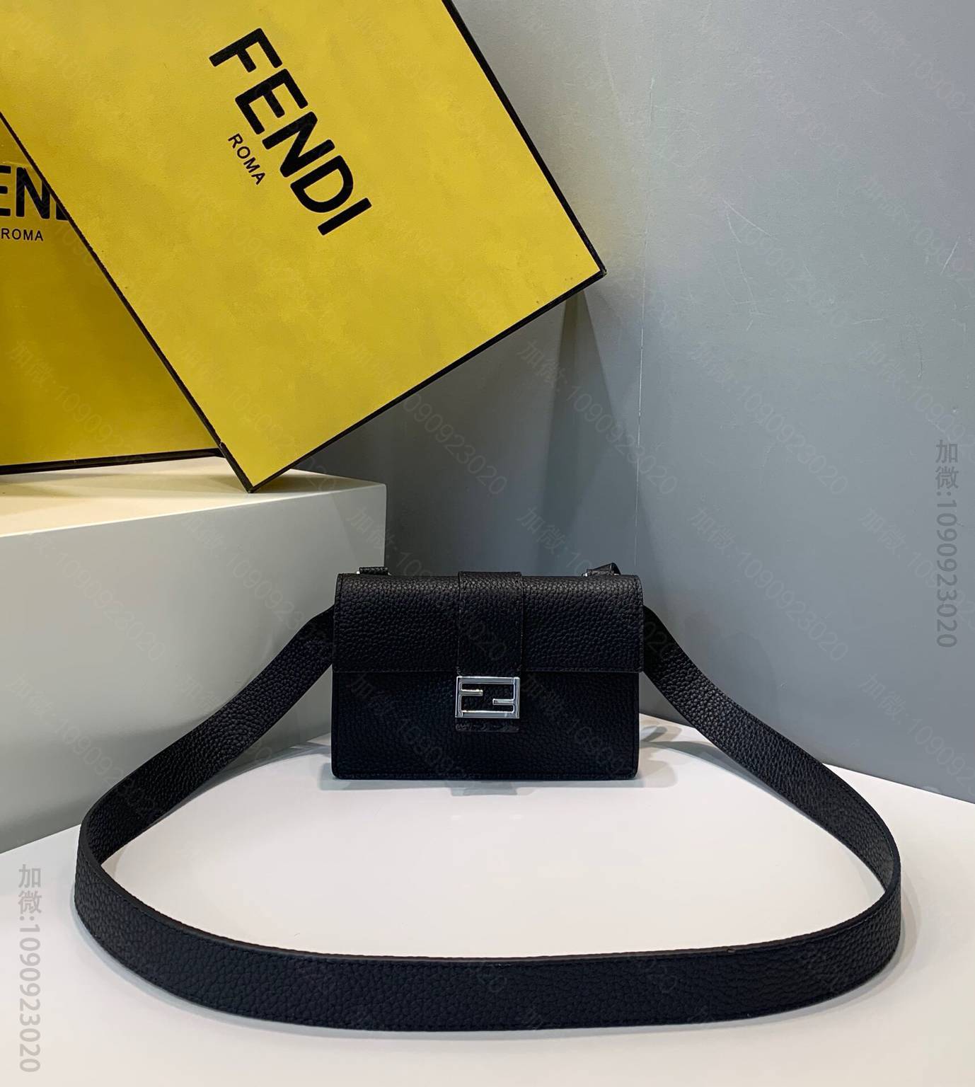 FENDI芬迪双F金属扣单肩斜挎包0151A