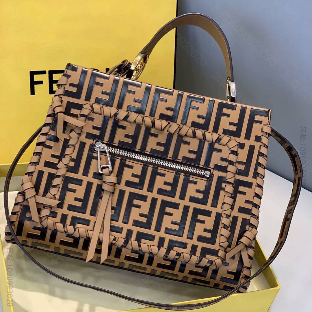 FENDI芬迪全面压印“F”字样中型款手提袋0398