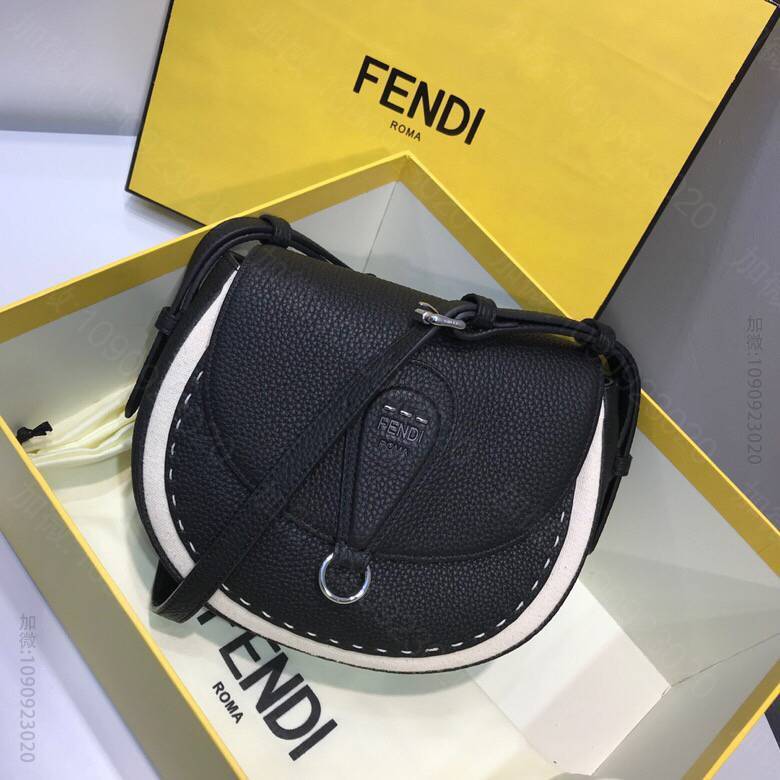 FENDI芬迪全手工缝制简约设计风格马鞍包655