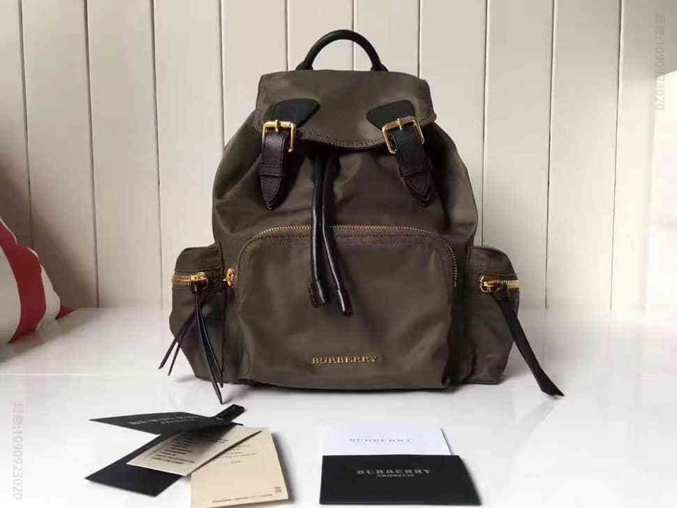 Burberry 博柏利The Rucksack – 中号功能性尼龙拼皮革军旅背包40166231