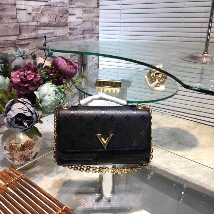 LV M42899 路易威登Very Chain手袋 Very搭盖与锁扣V字标 链条包