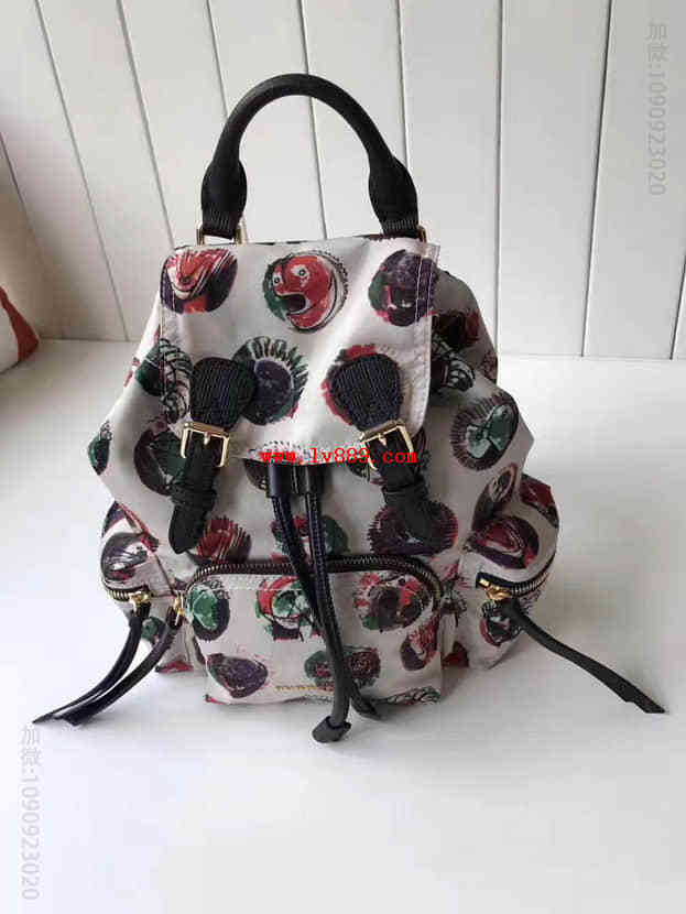 Burberry 博柏利The Rucksack - 小号帕拉斯头像图案功能性尼龙军旅背包