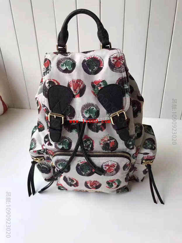 Burberry 博柏利The Rucksack - 中号帕拉斯头像图案功能...