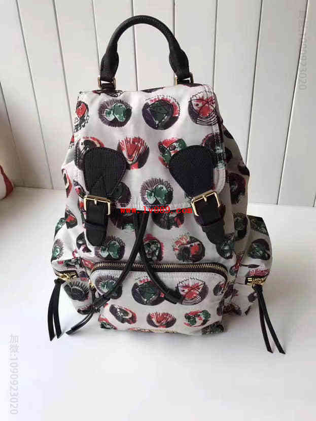 Burberry 博柏利The Rucksack - 中号帕拉斯头像图案功能性尼龙军旅背包