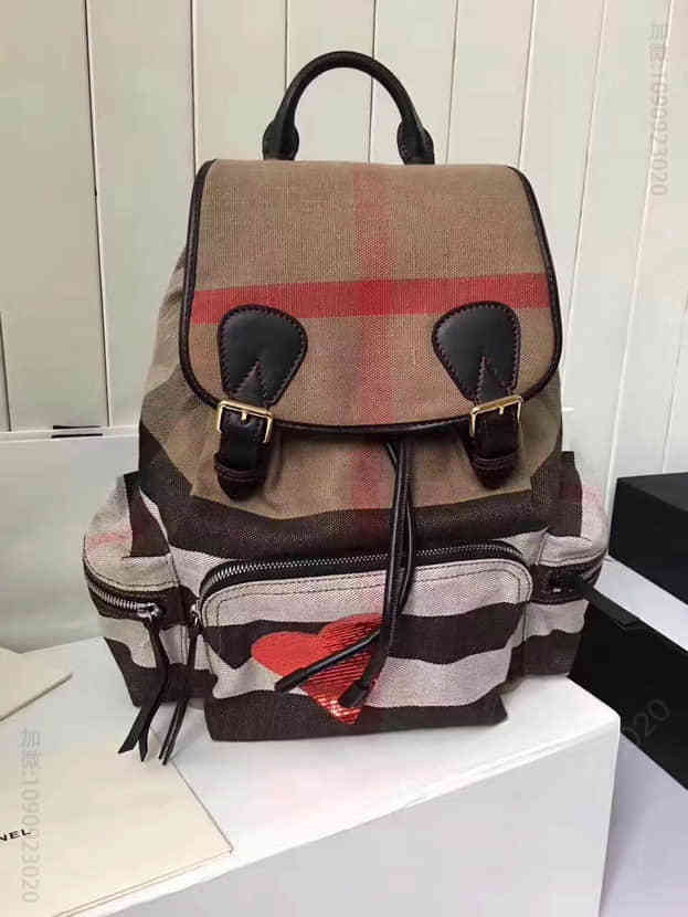 Burberry 博柏利 最新亮片心形 The Rucksack 大号Canvas 格纹拼皮革军旅背包