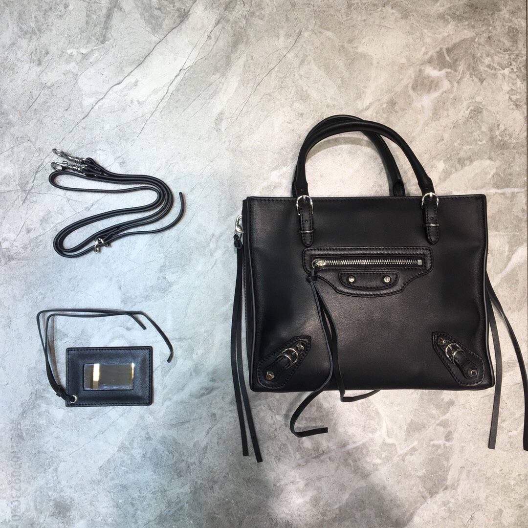 Balenciaga巴黎世家原版胎牛皮蝙蝠包305573