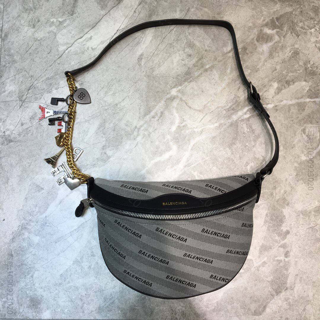 Balenciaga巴黎世家进口牛皮压印金色品牌标识半月腰包180601