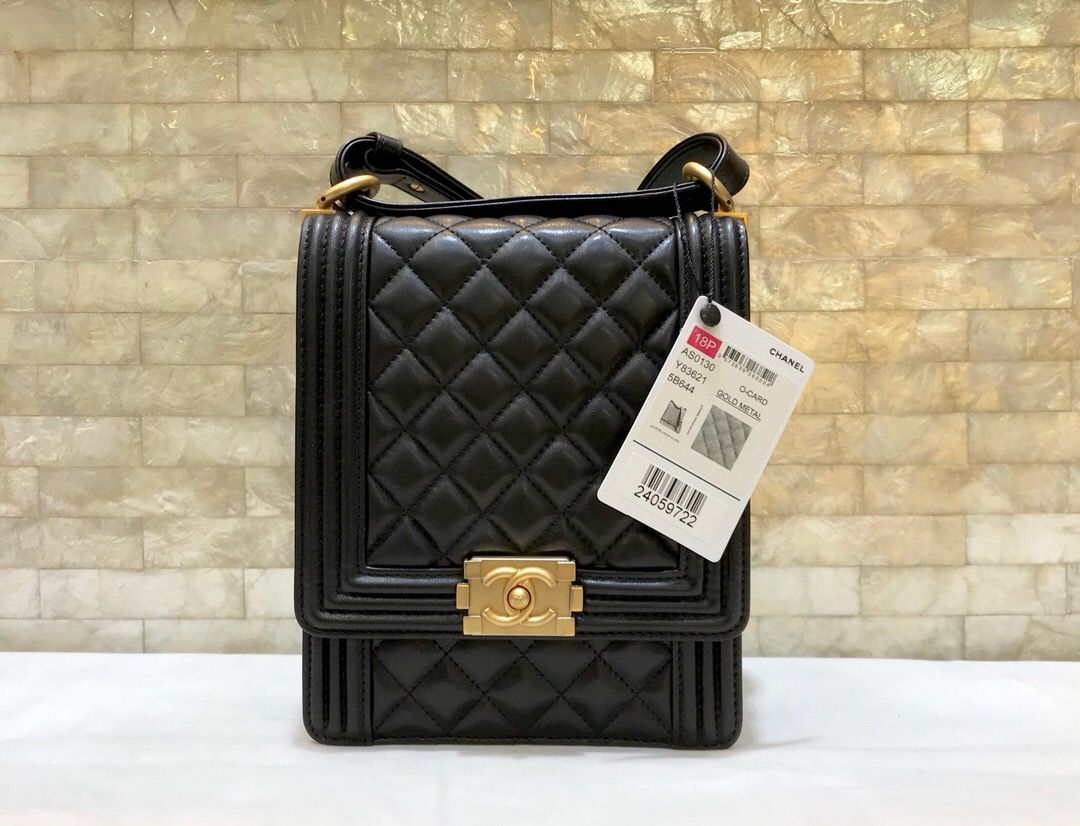 Chanel/香奈儿 Boy Handbag羊皮竖款菱格复古方扣锁斜跨包 AS0130