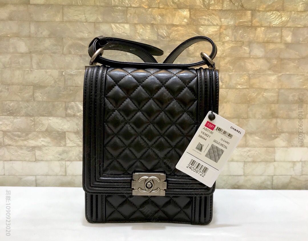 Chanel/香奈儿 Boy Handbag羊皮竖款菱格复古方扣锁斜跨包 A...