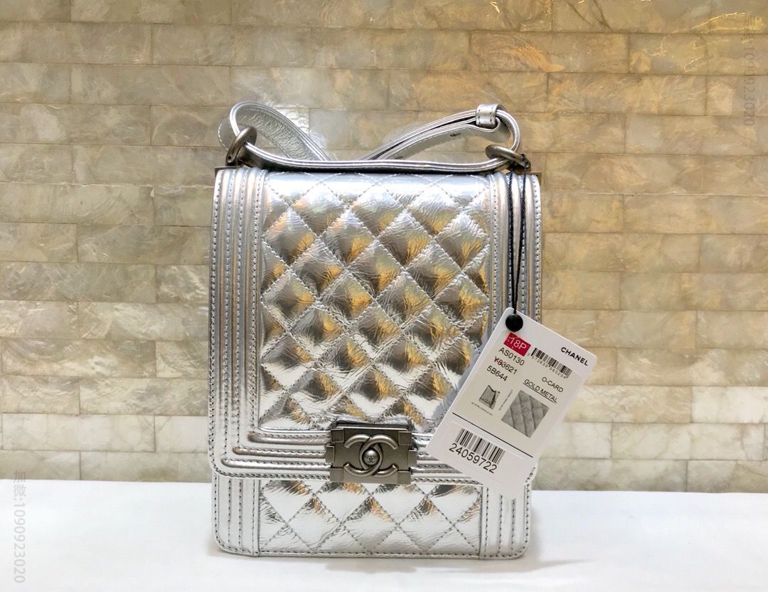 Chanel/香奈儿 Boy Handbag皱纹漆皮牛皮竖款菱格复古方扣锁斜跨包 AS0130