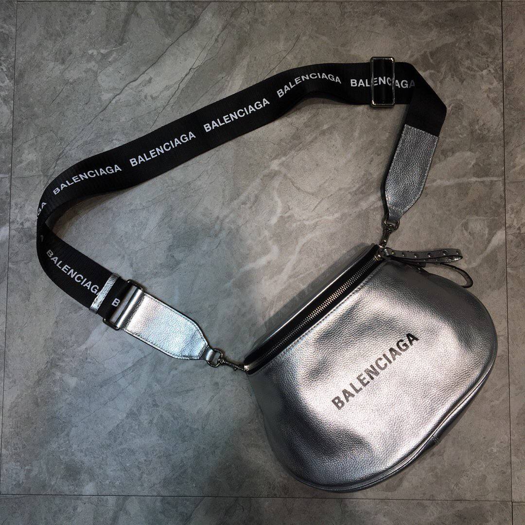 巴黎世家 Balenciaga银色斜挎包181012