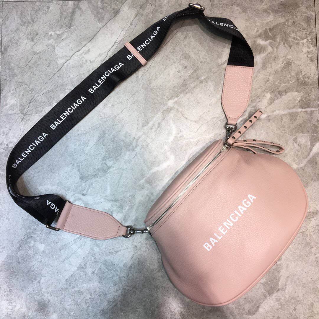 巴黎世家 Balenciaga藕粉色斜挎包181012