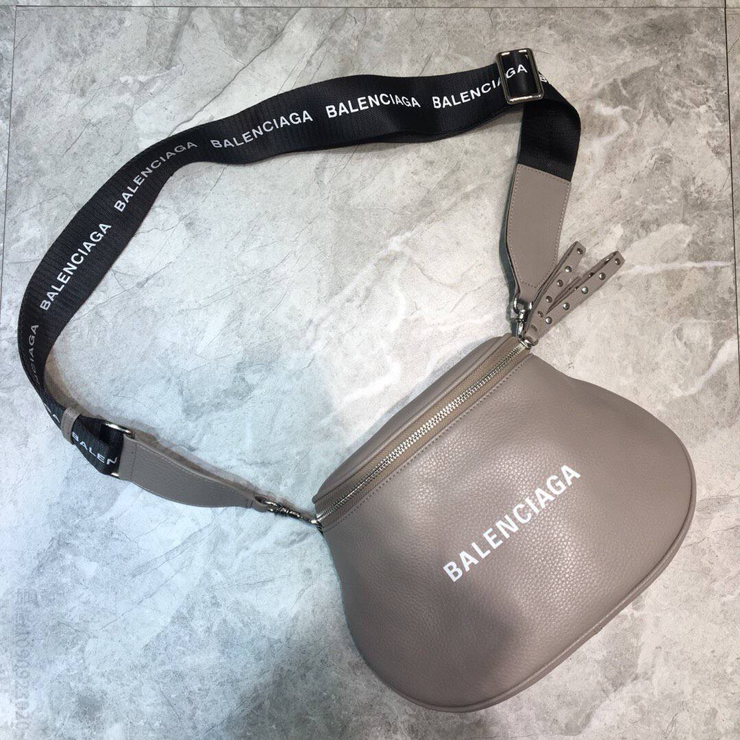 巴黎世家 Balenciaga浅灰色斜挎包181012