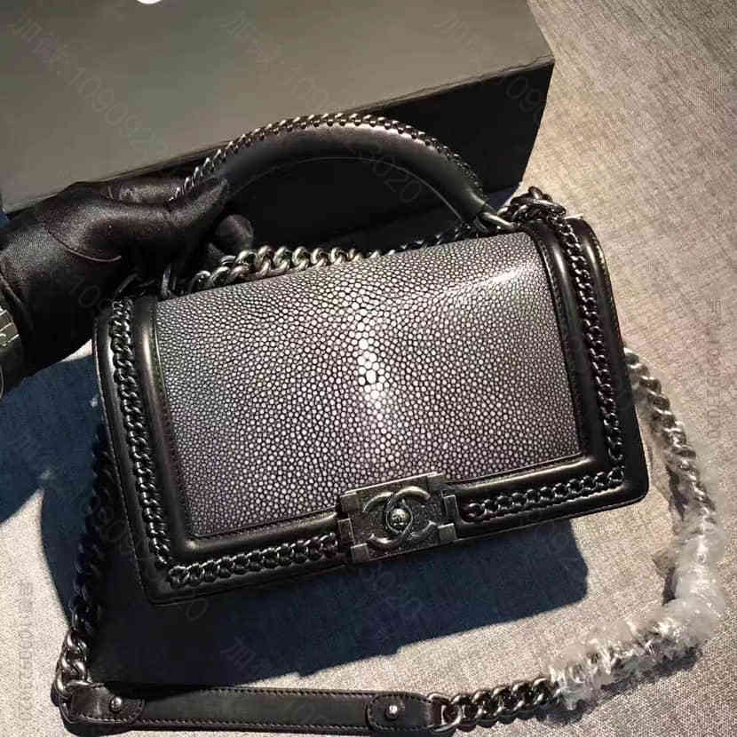 代购品（香奈儿）CHANEL boy 進口珍珠魚 单肩斜挎链条包25CM
