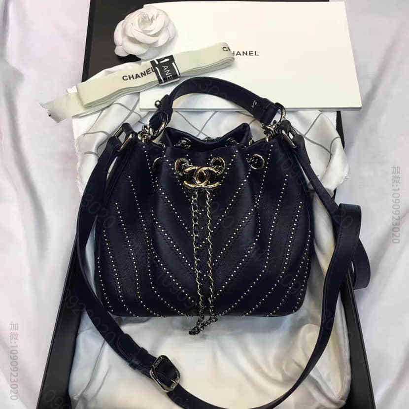 代购（香奈儿）CHANEL 饰钉小牛皮与银色金属 抽绳包手袋 A93850蓝...