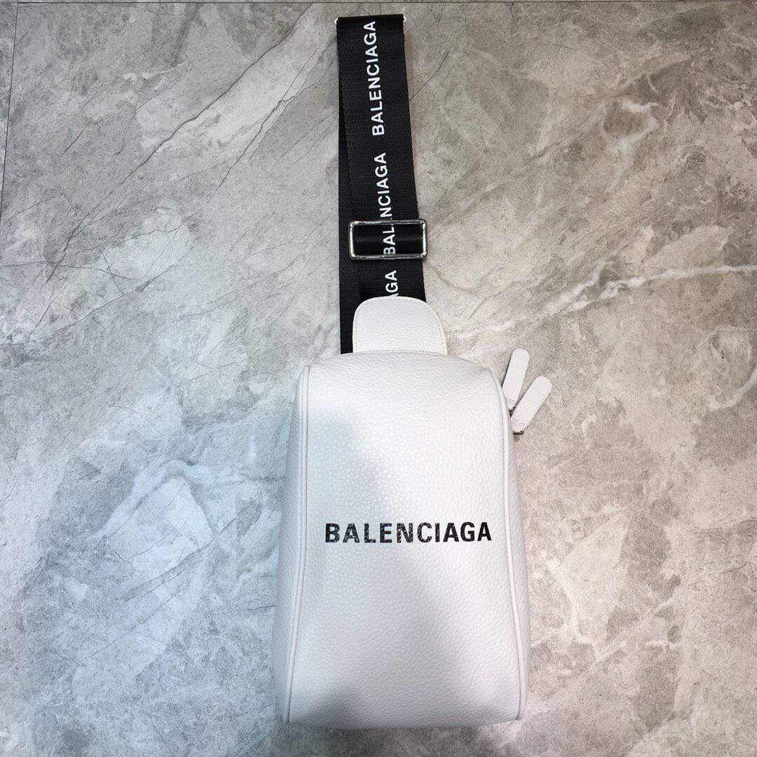 Balenciaga巴黎世家2023新款夏季百搭大容量宽肩带胸包180013