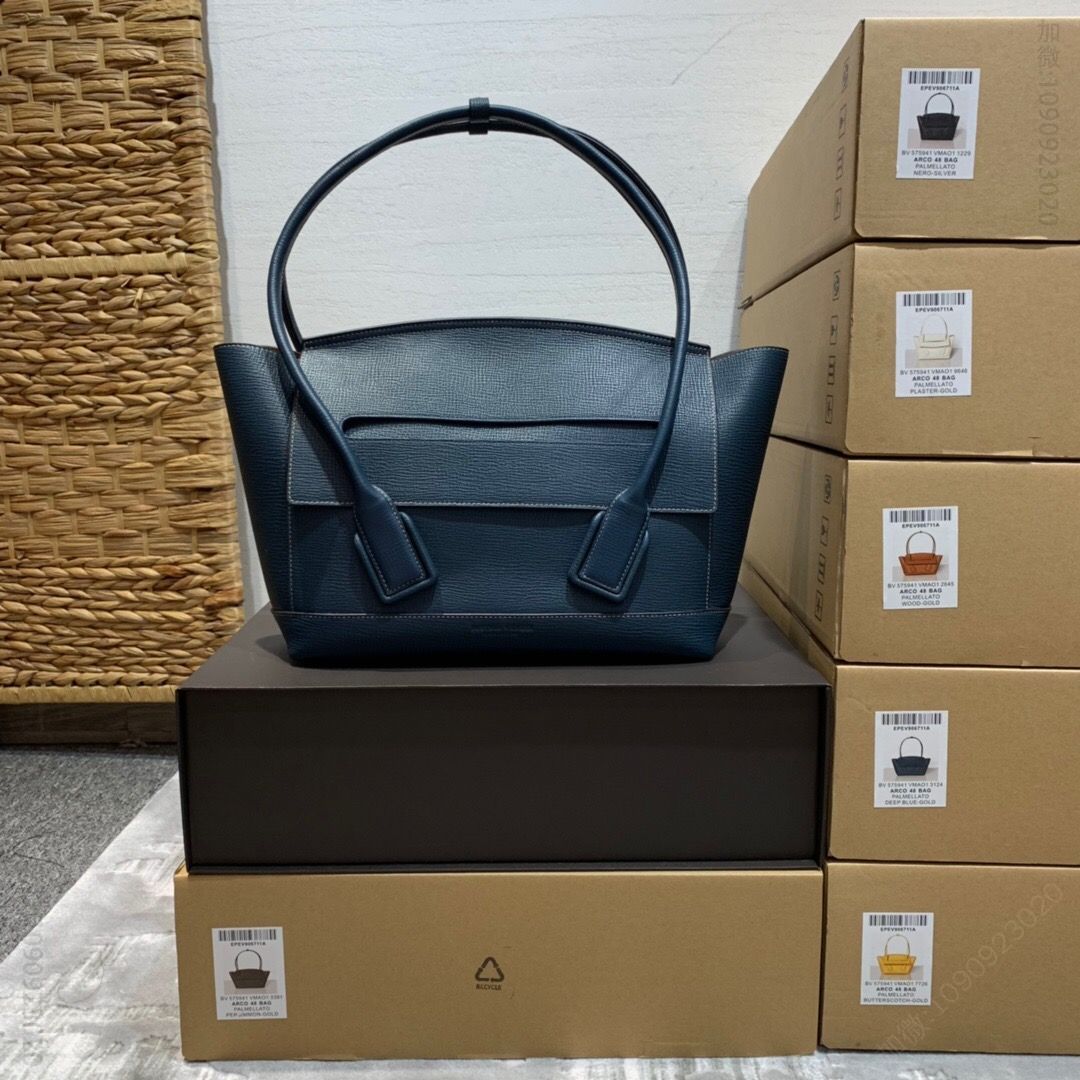 高仿葆蝶家手提女包 葆蝶家手提女包 BV BottegaVeneta ARCO 48 手掌纹小牛皮手提包 575941潟湖蓝 