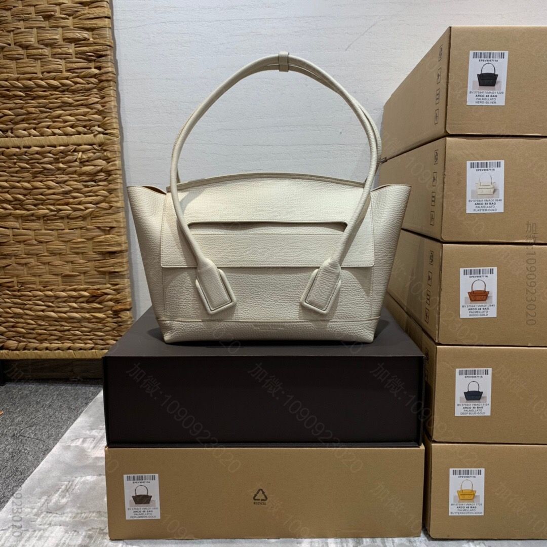 BV BottegaVeneta ARCO 48 手掌纹小牛皮手提包 575...