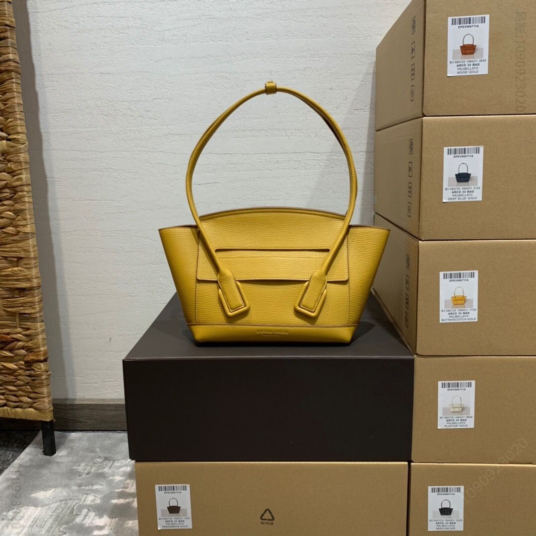 BV BottegaVeneta ARCO 33 手掌纹小牛皮手提包 580725奶油糖果黄