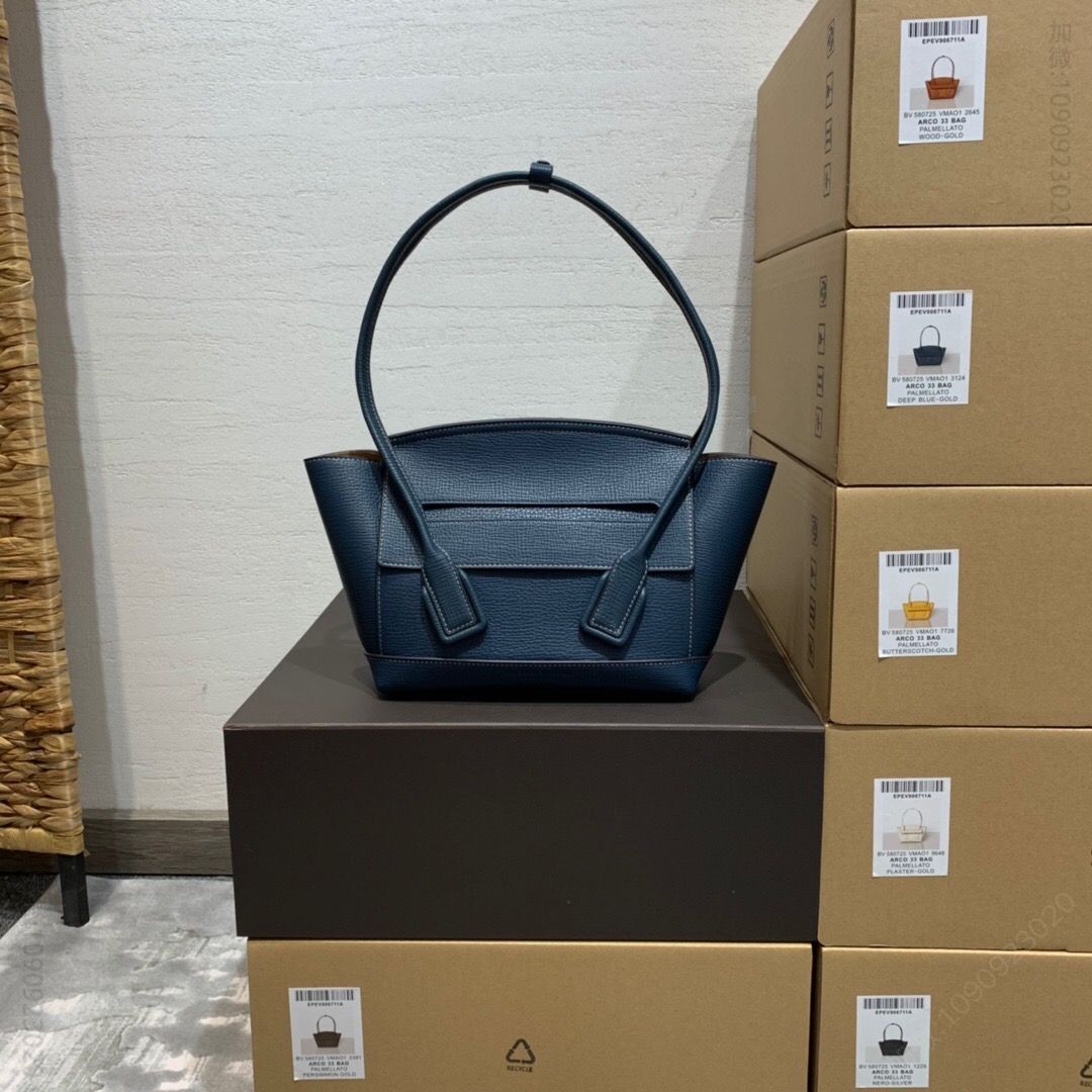 BV BottegaVeneta ARCO 33 手掌纹小牛皮手提包 580725潟湖蓝