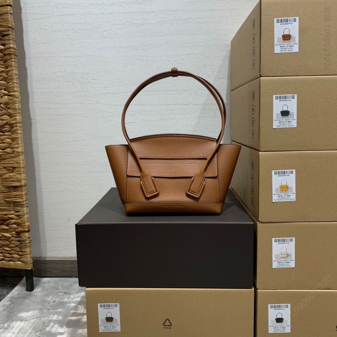 BV BottegaVeneta ARCO 33 手掌纹小牛皮手提包 580725焦糖色