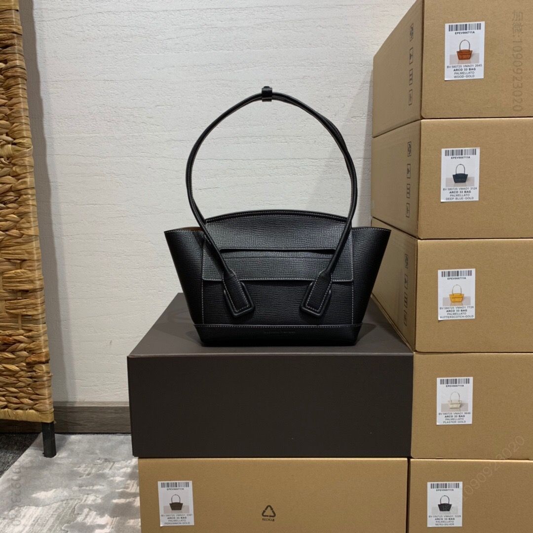 高仿宝缇嘉手提女包 宝缇嘉手提女包 BV BottegaVeneta ARCO 33 手掌纹小牛皮手提包 580725黑色 