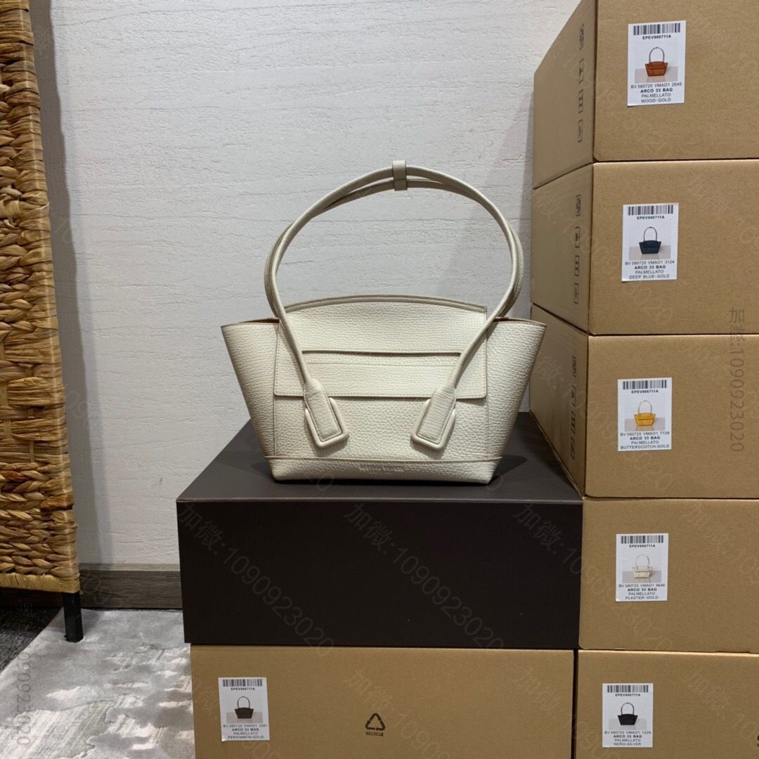BV BottegaVeneta ARCO 33 手掌纹小牛皮手提包 580...