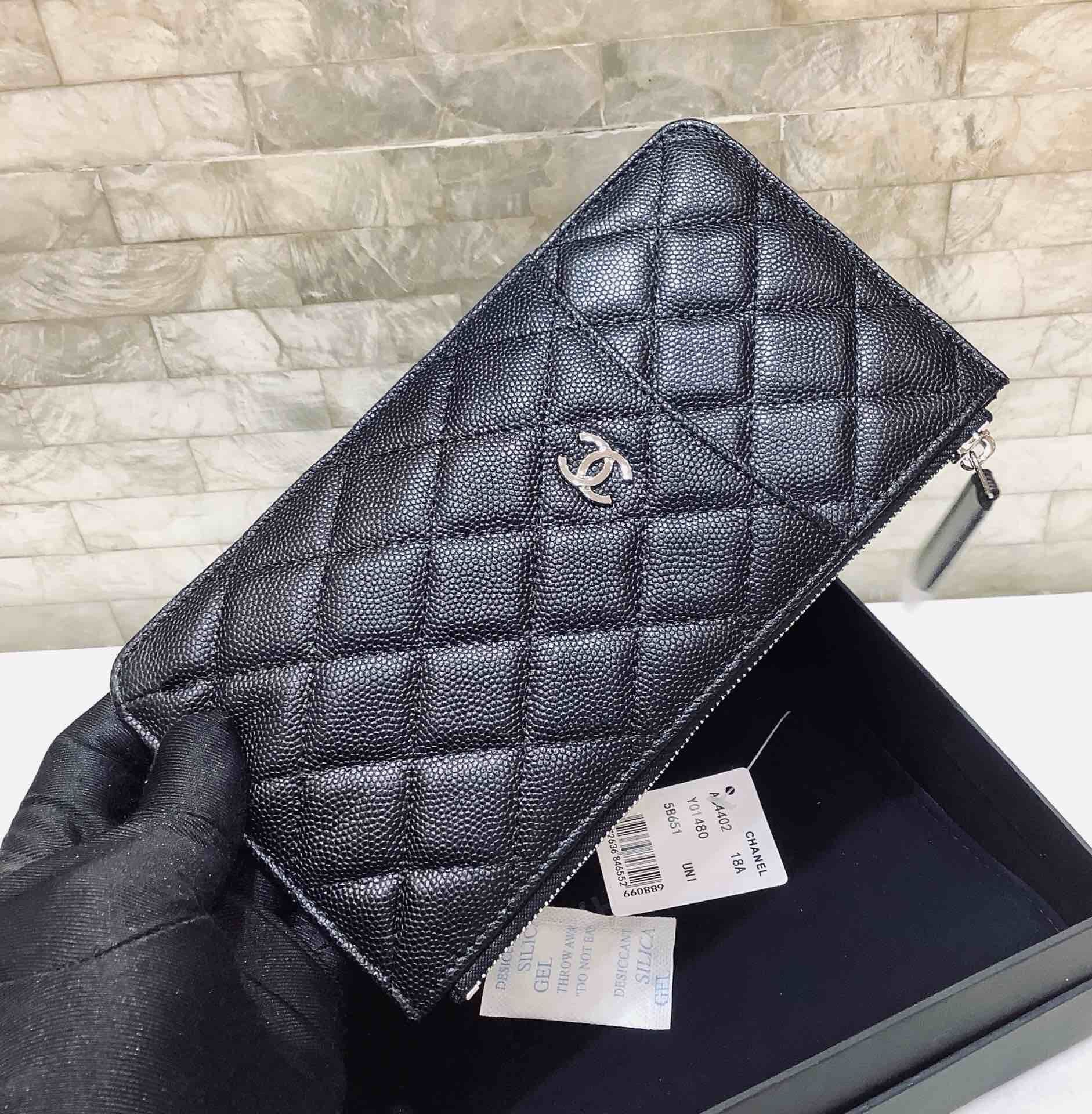 Chanel/香奈儿 2023新品经典款进口羊皮和球纹菱格纹双C手机包 卡包 A84402