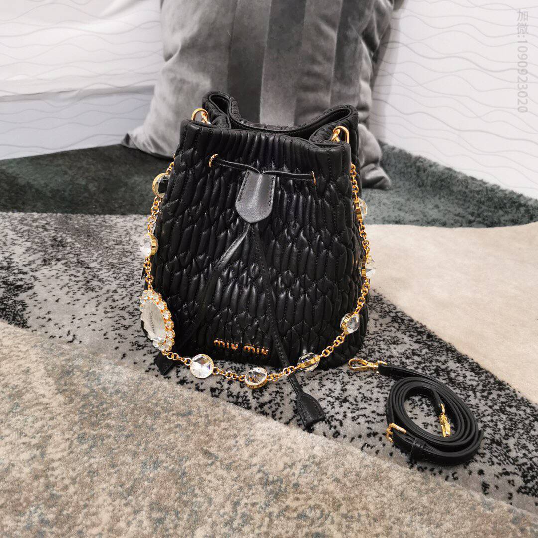MIUMIU缪缪顶级进口Matelasse小羊皮经典压纹小花黑色水桶包5BE050